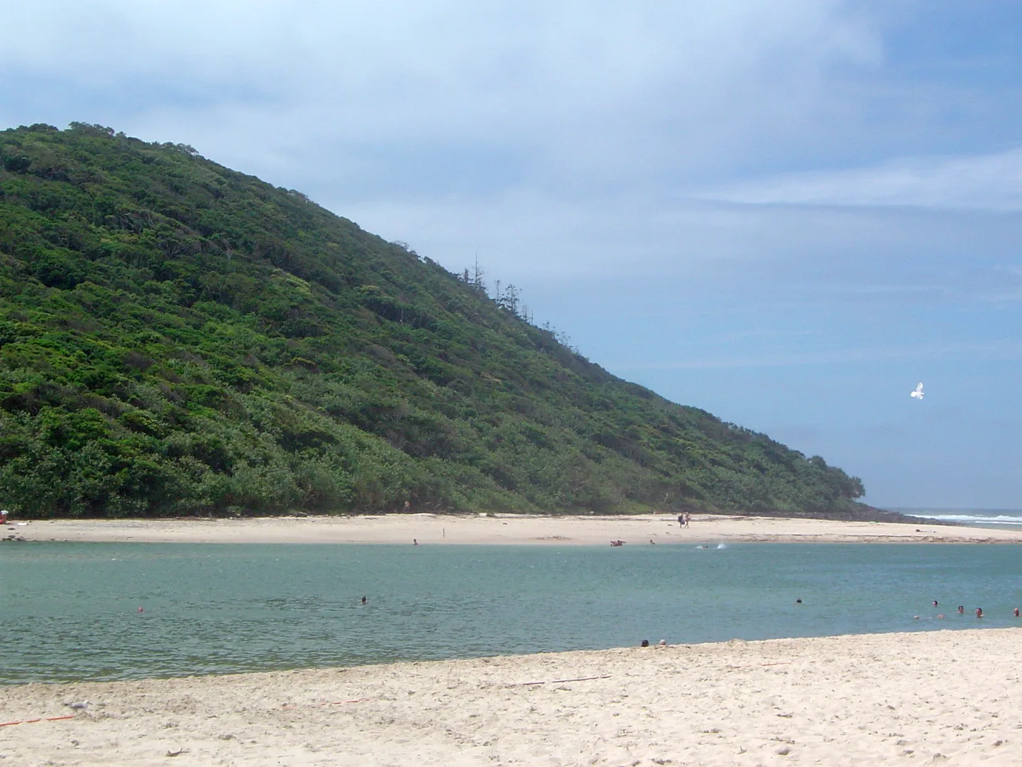 Tallebudgera Creek and the headland in nearby Burleigh Heads, 2011. Photo: Shiftchange, public domain.
